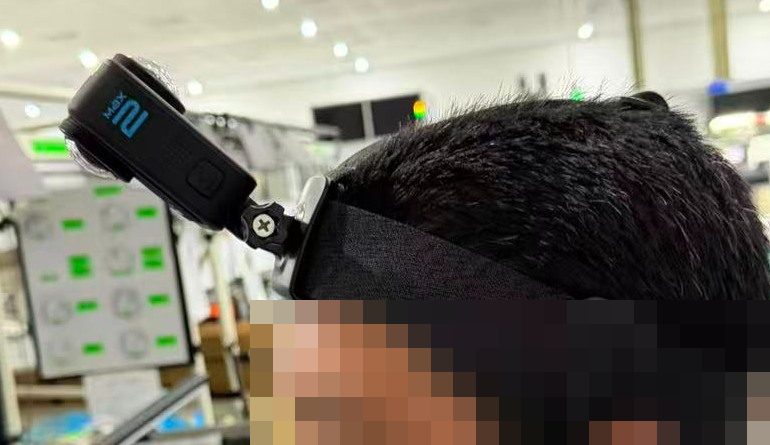 Foto de referência: câmera presa ao suporte frontal de cabeça, com faixa ao redor da cabeça; rosto pixelado