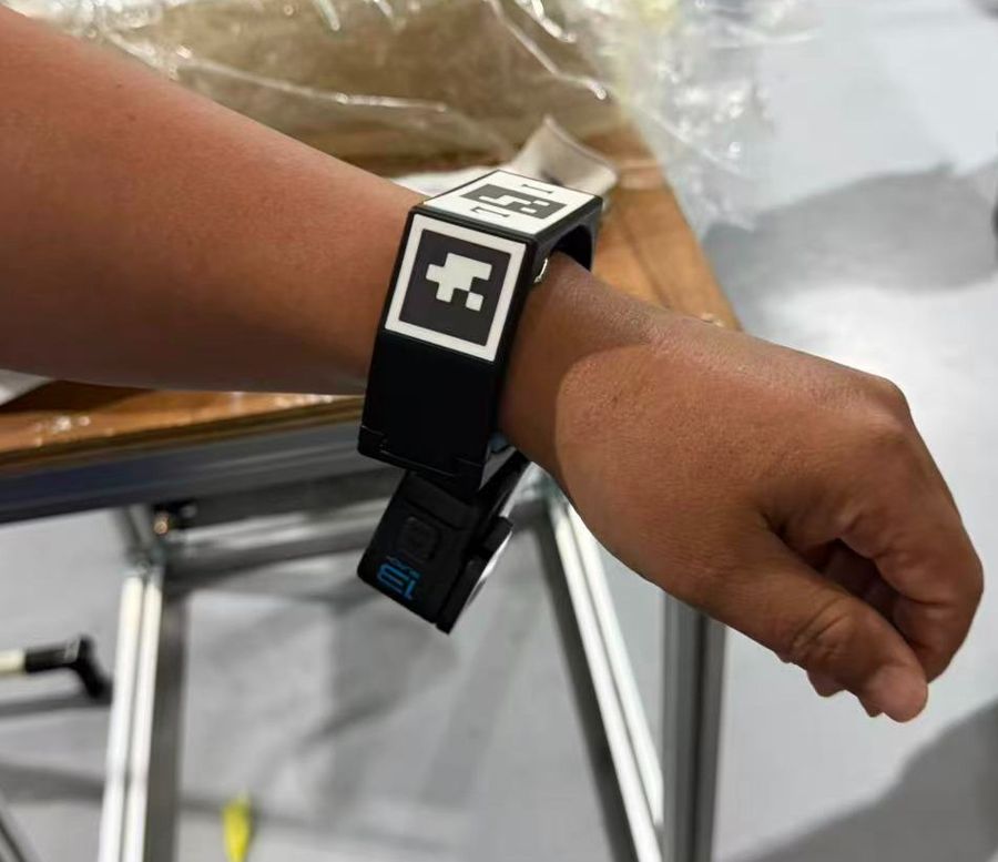 Foto de referência: conjunto com câmera preso a um punho