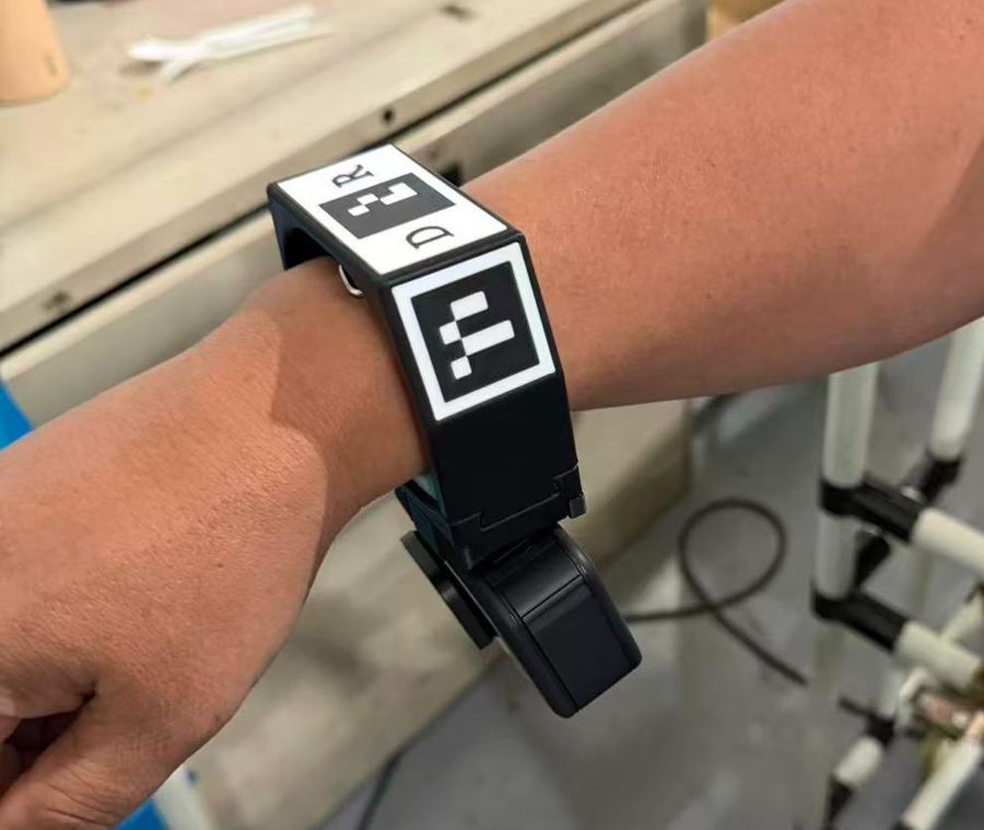 Foto de referência: conjunto com câmera preso ao outro punho